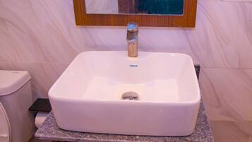 Chuveiro/banheira combinados, toalhas de banho, sabonete