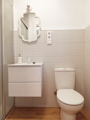 Een haardroger, een bidet, handdoeken, zeep