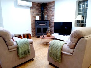TV, fireplace