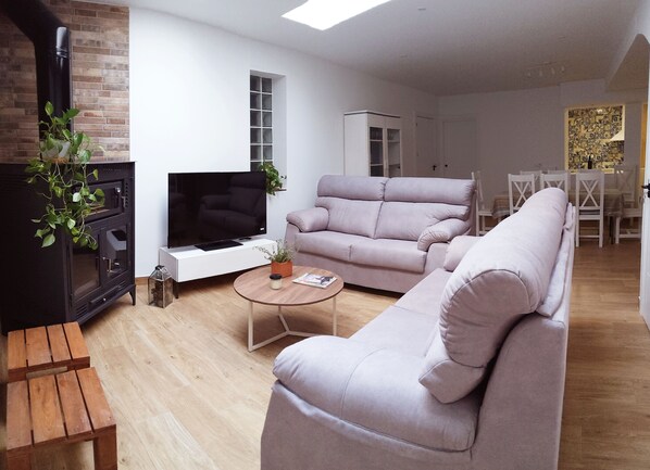 Televisie en een open haard