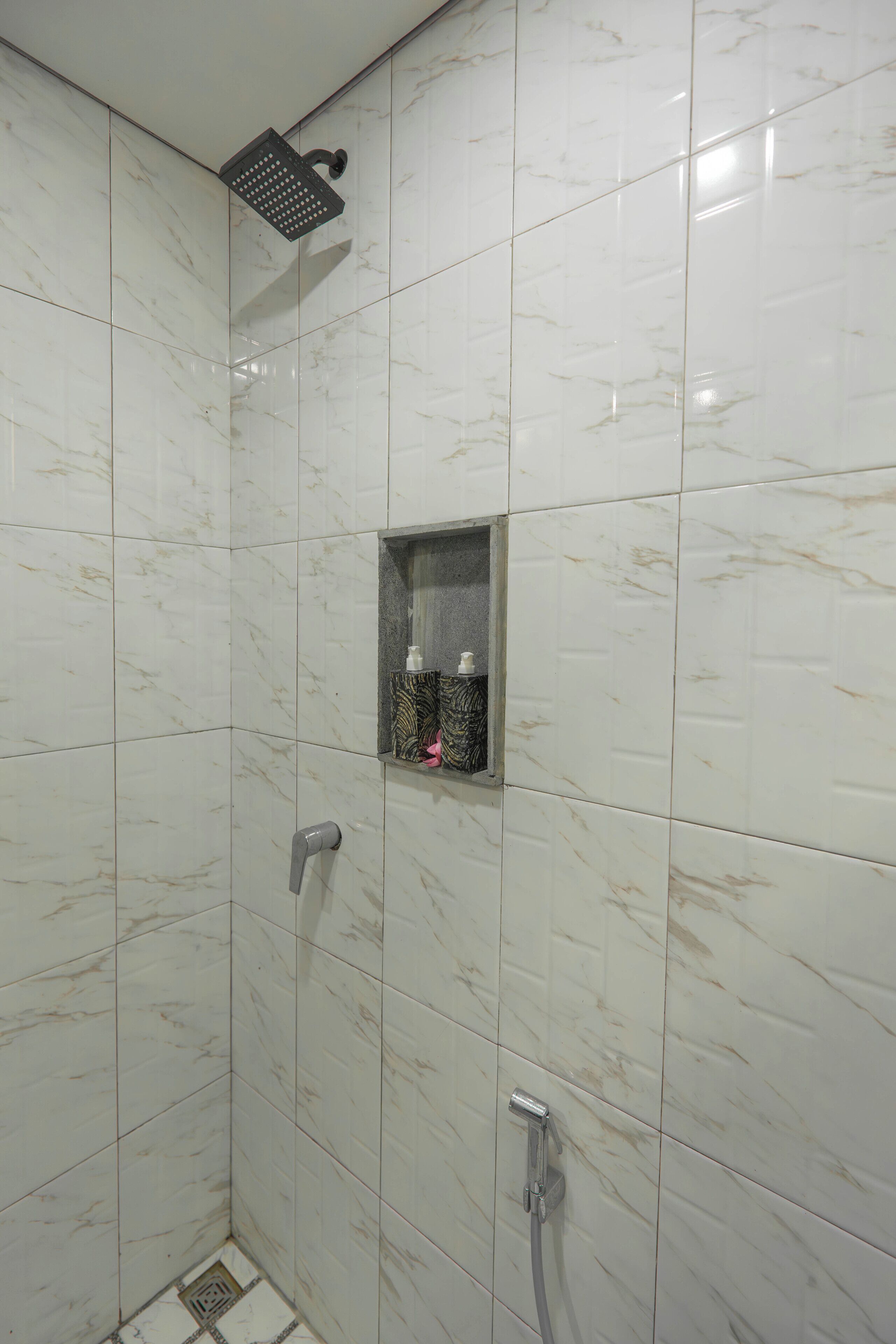 Studio Deluxe, balcon, vue sur la piscine | Salle de bain | Douche, articles de toilette (gratuits), serviettes fournies, savon