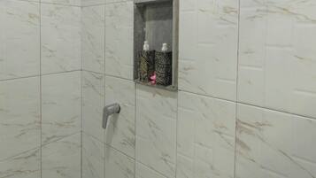 Studio Deluxe, balcon, vue sur la piscine | Salle de bain | Douche, articles de toilette (gratuits), serviettes fournies, savon