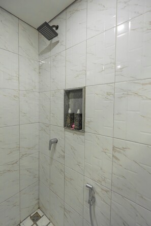 Deluxe Studio, Balcony, Pool View | Bathroom | Shower, free toiletries, towels, soap - Elbe Homestay (Ubud)
