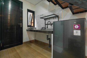 Deluxe Studio, Balcony, Pool View | Private kitchenette