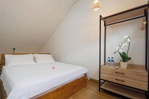 Studio – deluxe, balkong, bassengutsikt | Skrivebord og wi-fi (inkludert)