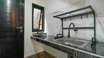 Studio Deluxe, ban công, quang cảnh hồ bơi | Bếp nhỏ riêng