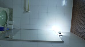 Shower, towels, toilet paper - Silks in Rio - Copacabana (Copacabana Rio de Janeiro)