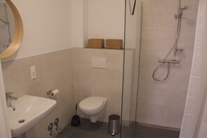 Dutxa, assecador de cabells, tovalloles i sabó 