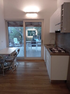 Fridge, microwave, stovetop, dishwasher - Luna Ruja Home&Garden, elegant villa with patio, garden and private parking  (Santa Teresa Gallura)