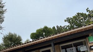 A building with a tiled roof, large windows, and a wooden fence. - Voyage Home Mobile Home. Modern facilities on a 4-star campsite (Gassin)