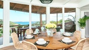 Deluxe Apartment, Balcony, Ocean View | Ruang makan