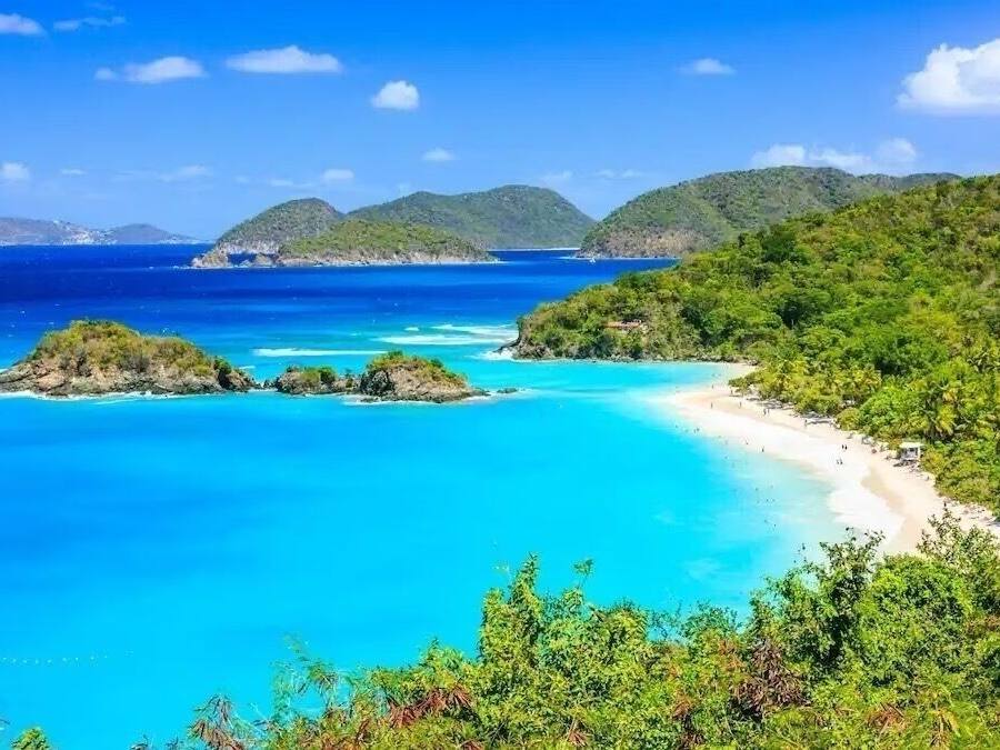 Pantai berhampiran, pasir putih, payung, tuala pantai