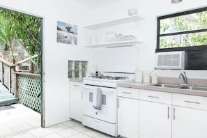 Réfrigérateur, four, plaque de cuisson, cafetière/bouilloire