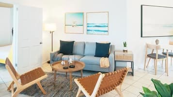 LÀgenhet Superior - balkong - havsutsikt | Vardagsrum | 65-tums smart-tv med digitalkanaler, Netflix och streamingtjÀnster