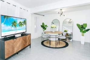 Appartement Design, balcon, vue océan | Salle à manger