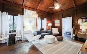 Cottage Superior, 2 camere da letto, aria condizionata, vista oceano | Area soggiorno | Smart TV 65 pollici con canali digitali, Netflix, servizi in streaming