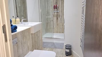 Dusche, Haartrockner, Handtücher, Seife