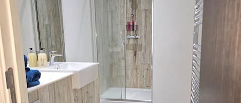 Dusche, Haartrockner, Handtücher, Seife