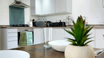 KĂŒhlschrank, Mikrowelle, Ofen, Herdplatte