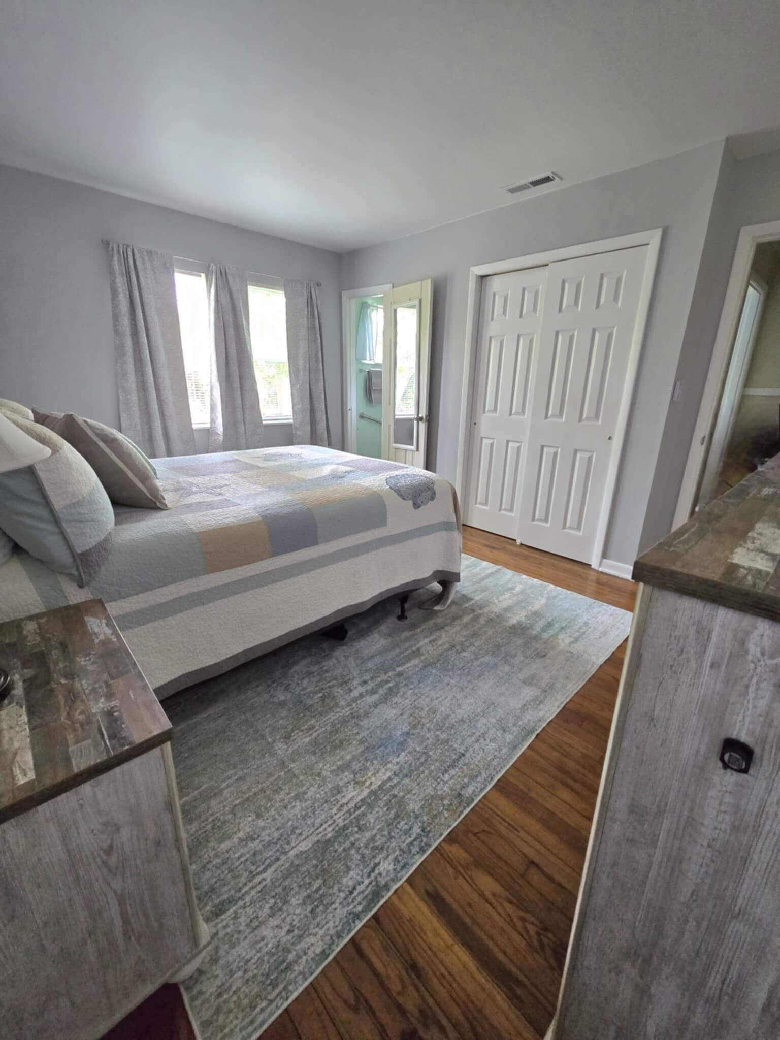 4 habitaciones, tabla de planchar con plancha, wifi y ropa de cama 