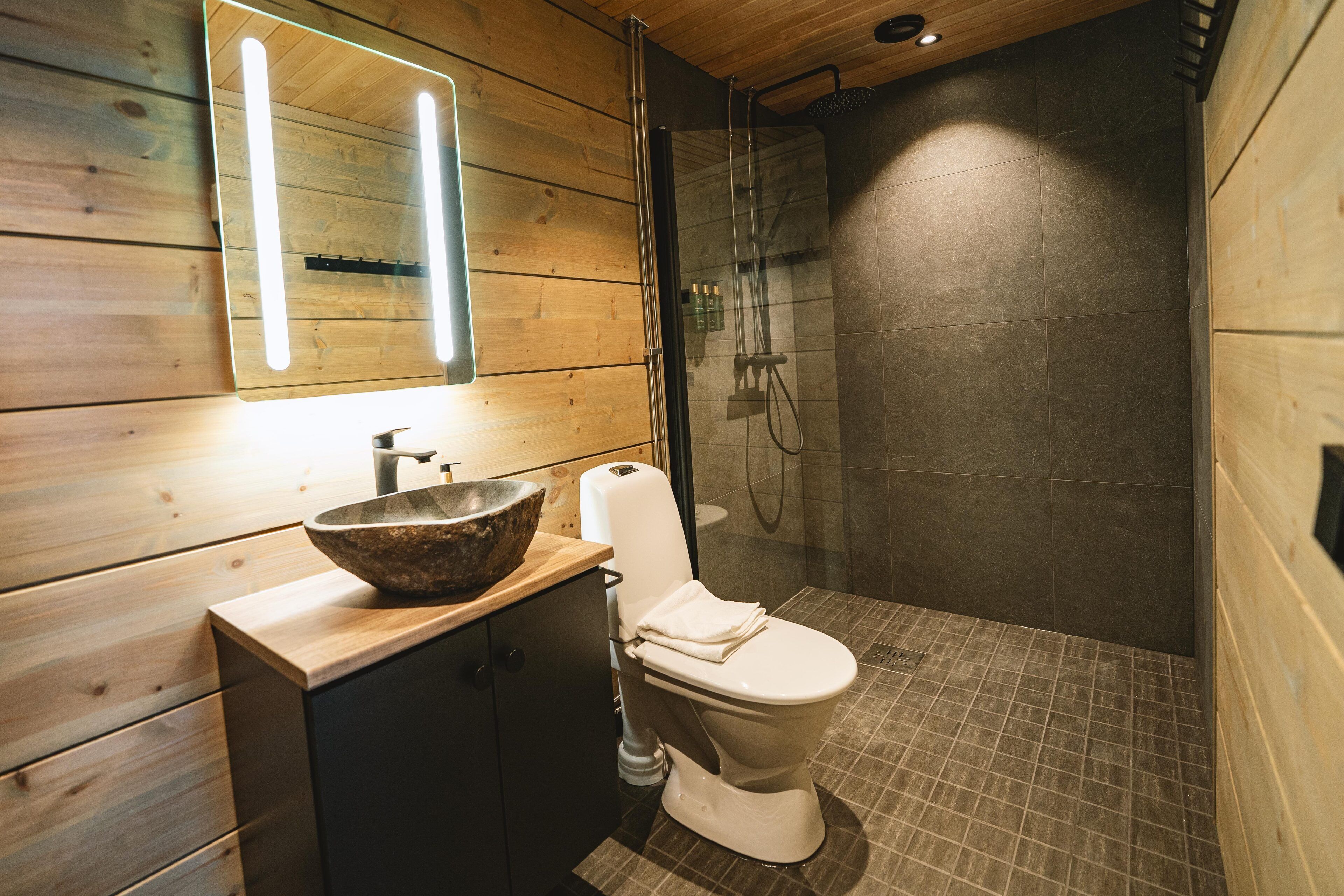 Cabin Deluxe | Phòng tắm | Buồng tắm vòi sen, đồ dùng nhà tắm miễn phí, máy sấy tóc, khăn tắm 