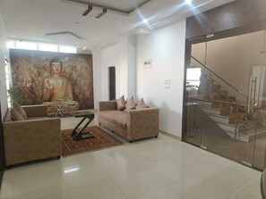 Lobby sitting area - SS HOTELS (Bengaluru)