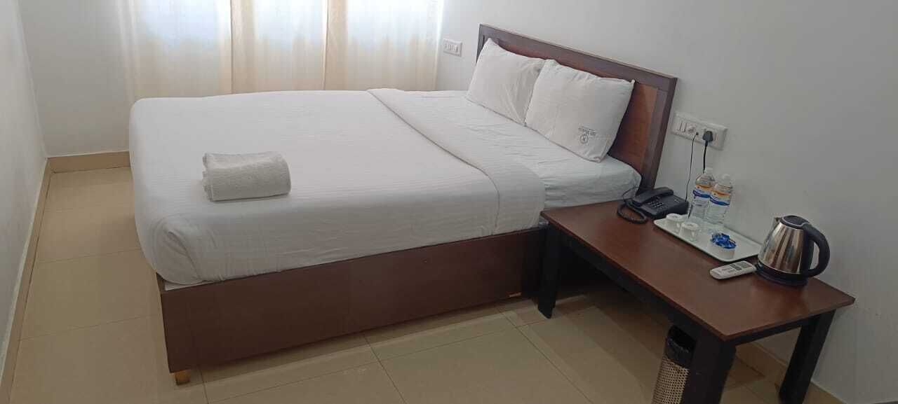 华丽客房, 1 张特大床, 城市景观 | 客房内保险箱、隔音、熨斗/熨衣板、免费 WiFi