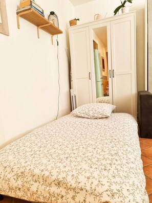 1 dormitorio, tabla de planchar con plancha, wifi gratis y ropa de cama