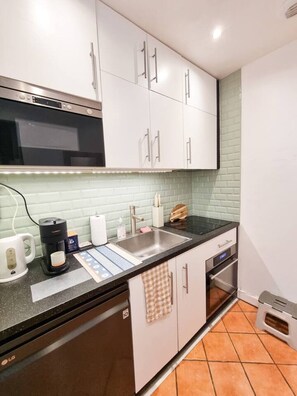 Frigorífico, microondas, horno y placa de cocina