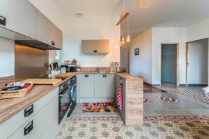 Fridge, microwave, oven, stovetop