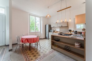 Jääkaappi, mikroaaltouuni, uuni, liesi