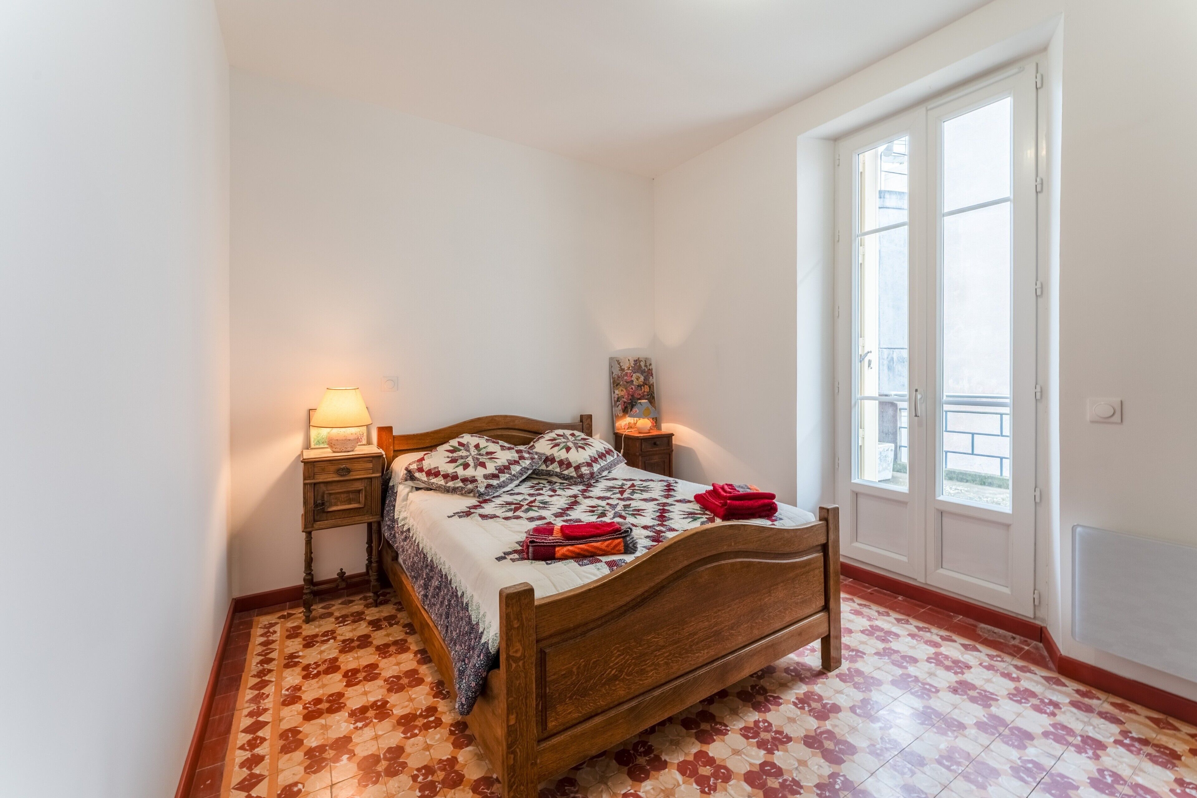 3 habitaciones, tabla de planchar con plancha y ropa de cama 