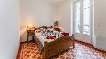 3 habitaciones, tabla de planchar con plancha y ropa de cama