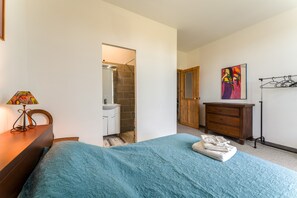 3 makuuhuonetta, silitysrauta/-lauta, vuodevaatteet