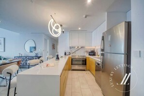 Fridge, microwave, stovetop, dishwasher