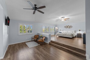 5 chambres, bureau, fer et planche à repasser, lit parapluie