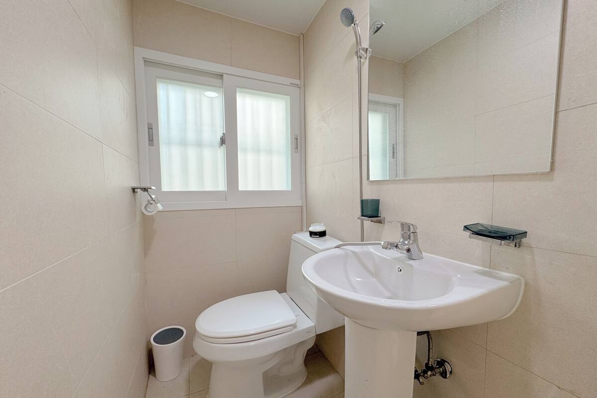 Basic Single Room | Bathroom