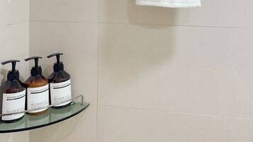 Eenvoudige eenpersoonskamer | Badkamer