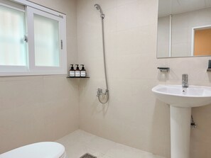 Basic Single Room | Bathroom