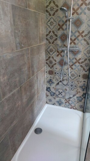 Dusche, Handtücher, Seife, Toilettenpapier