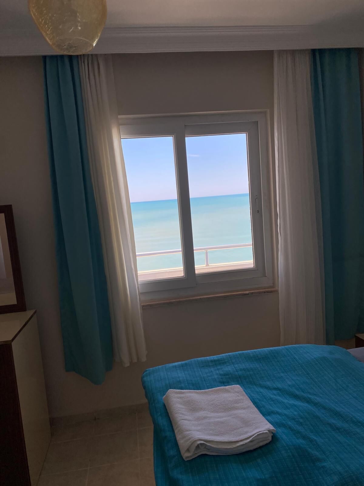 Espacio para trabajar con laptop y wifi gratis 