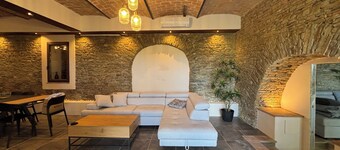 Delightful Restored Farmhouse with Infinity Pool, AC & Wifi in Langhe, Piemonte