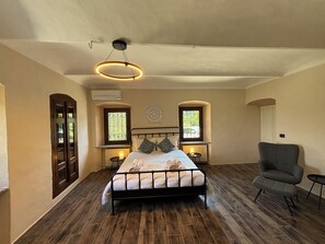 7 soveværelser, pengeskab på værelset, skrivebord, strygejern/strygebræt