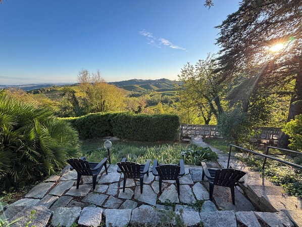 Terrace/patio - Relais Portaluna delle Langhe / 7BR, Sleeps 18, AC, Pool, Garden, Vineyard Views (Piemonte)
