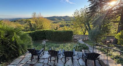 Relais Portaluna delle Langhe / 7BR, Sleeps 18, AC, Pool, Garden, Vineyard Views