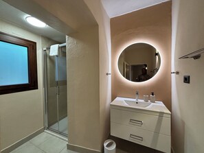 Regadera, secadora de cabello, bidet, toallas 
