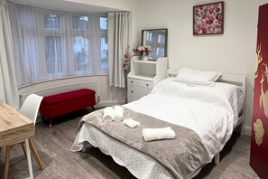 2 habitaciones, tabla de planchar con plancha, wifi y ropa de cama