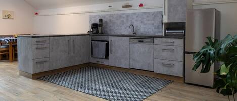 Een koelkast, een oven, een vaatwasser, een broodrooster