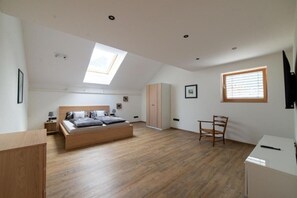 2 bedrooms, iron/ironing board, WiFi