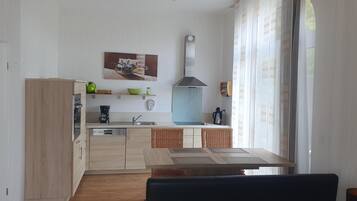 Een koelkast, een magnetron, een oven, een vaatwasser